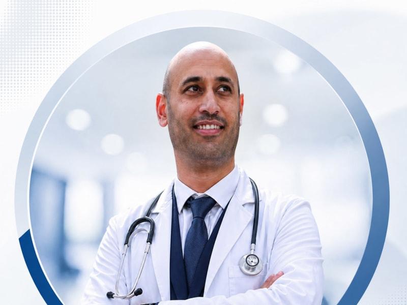 صورة طبيب ومريضة داخل العيادة